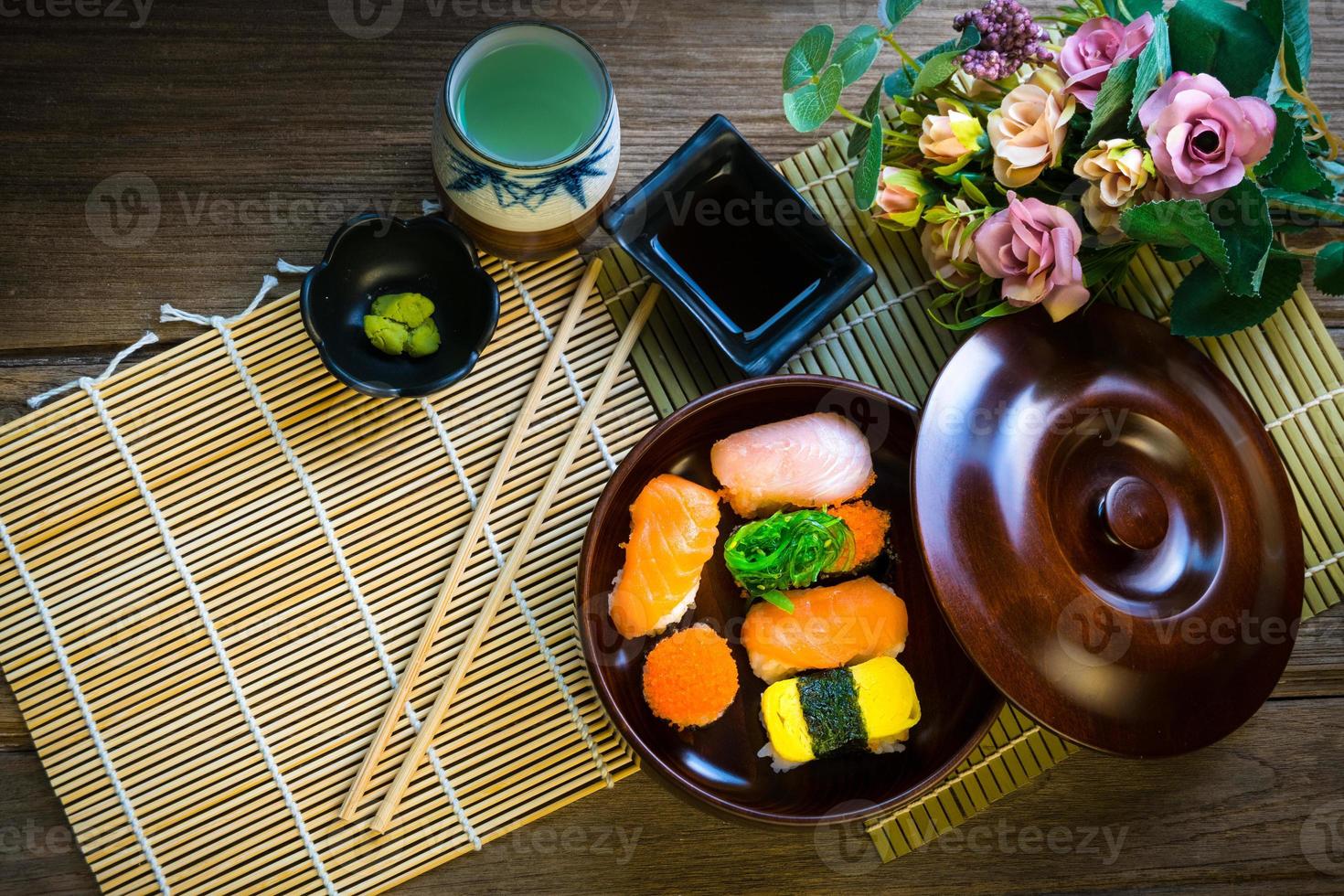 sushi-uppsättning serveras på träbord foto