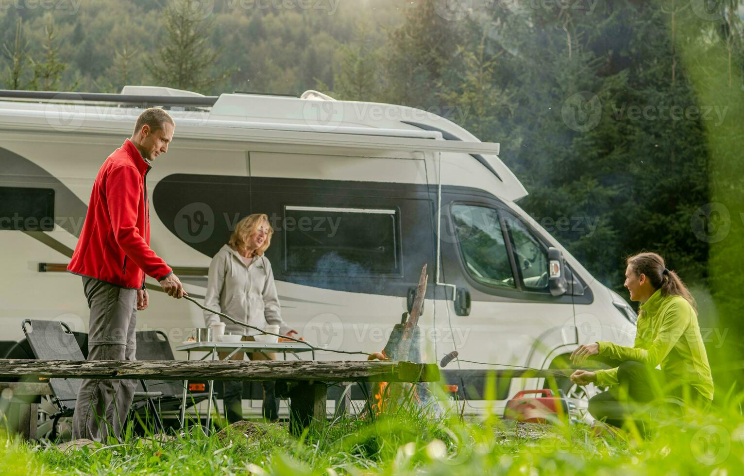 tre vänner hängande ut på en camping foto