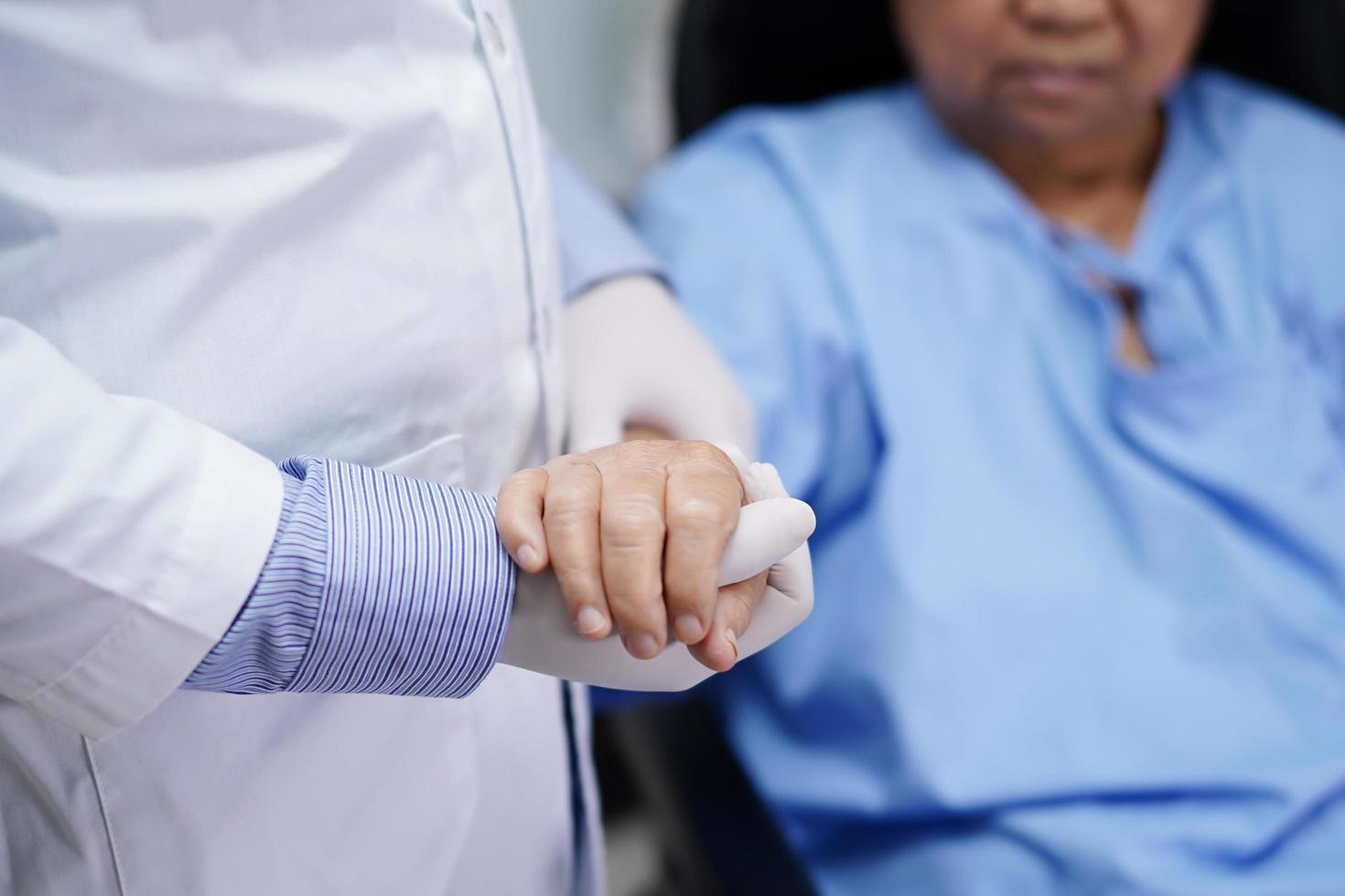 hålla händer asiatisk senior eller äldre gammal dam kvinna patient med kärleksvård uppmuntra och empati på vårdsjukhus avdelning hälsosamt starkt medicinskt koncept foto