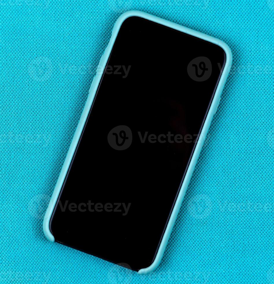 smartphone i vattenblått fodral på en trendig vattenbakgrund med plats för text foto