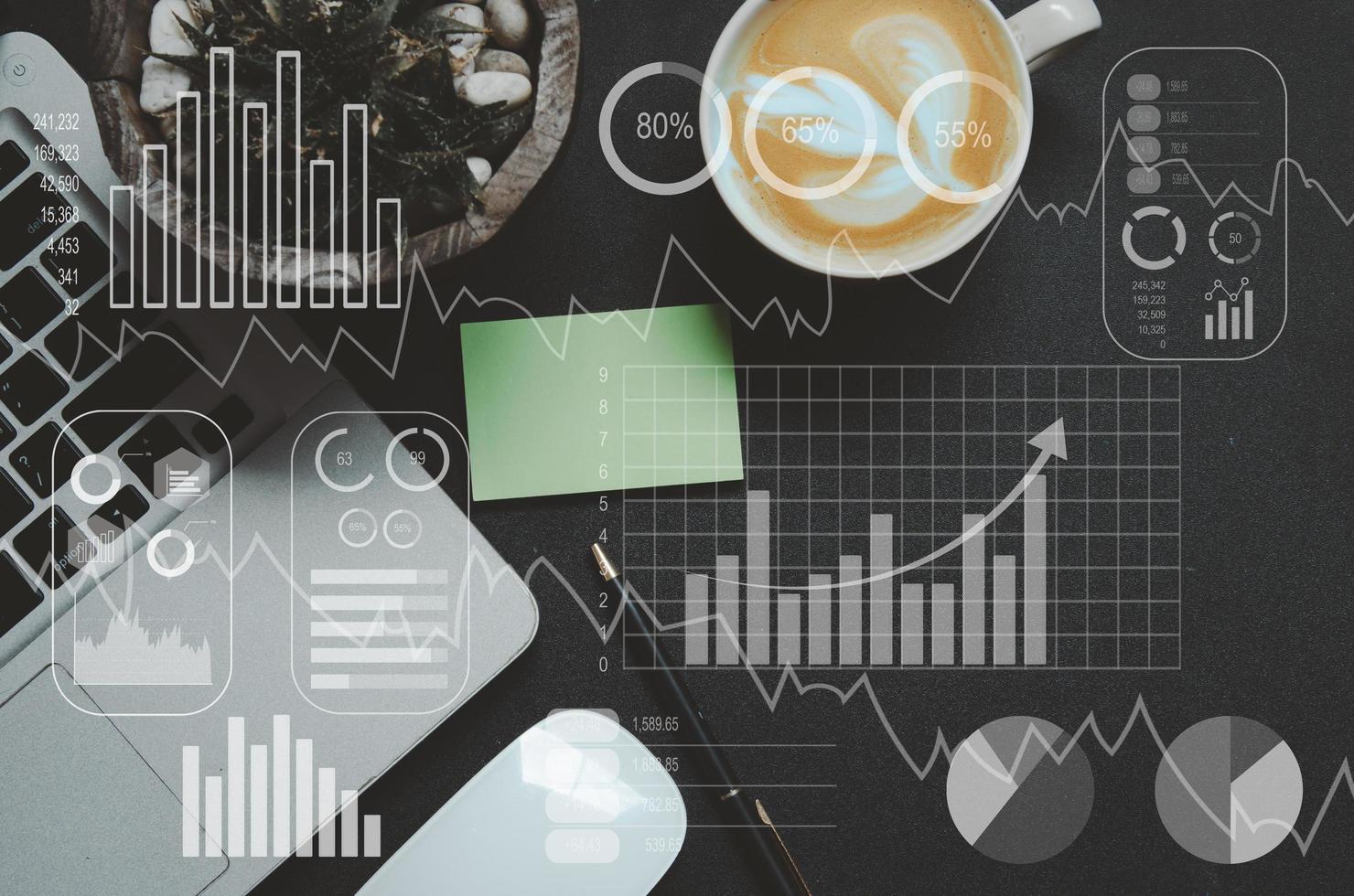 aktiemarknads- och finansiella analysdiagram med kontorsutrustning foto