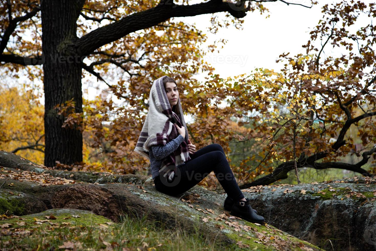 en söt vacker blygsam tjej med en halsduk foto