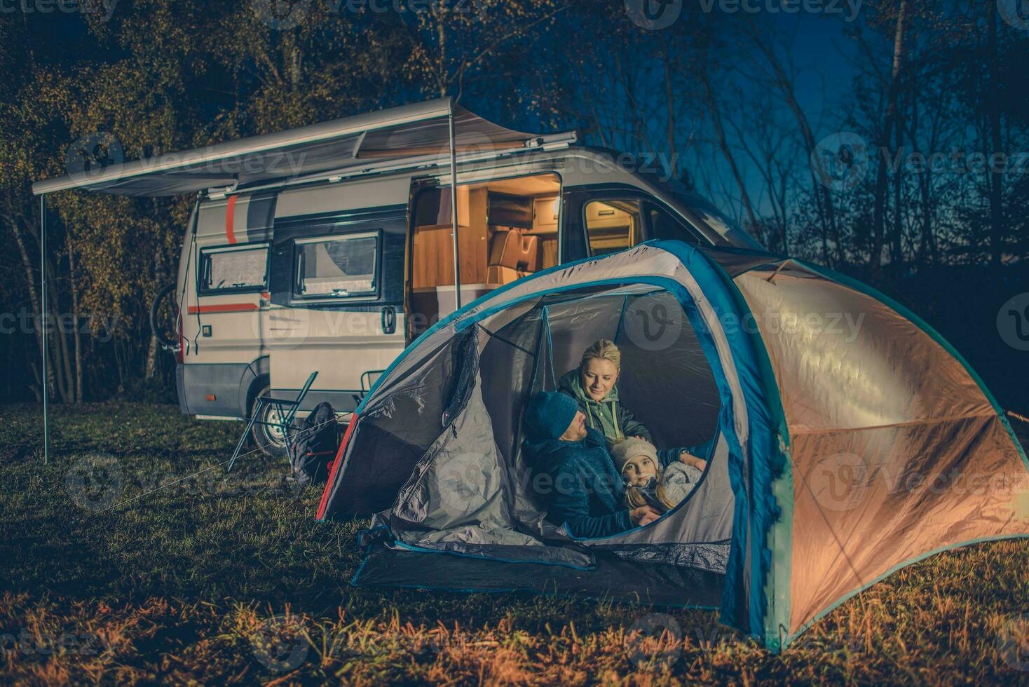 familj camping roligt foto