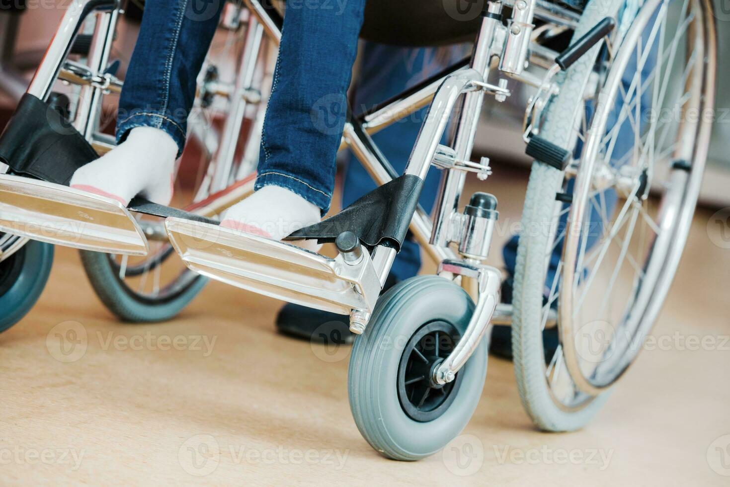 Inaktiverad unge på en rullstol foto