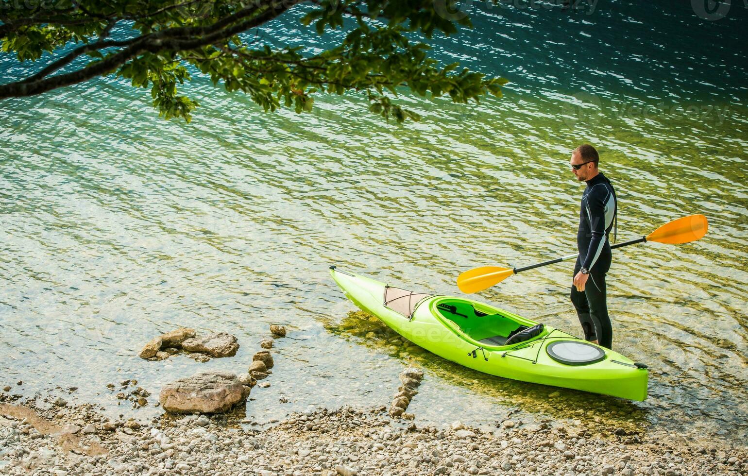 sommar sjö Kajakpaddling tid foto