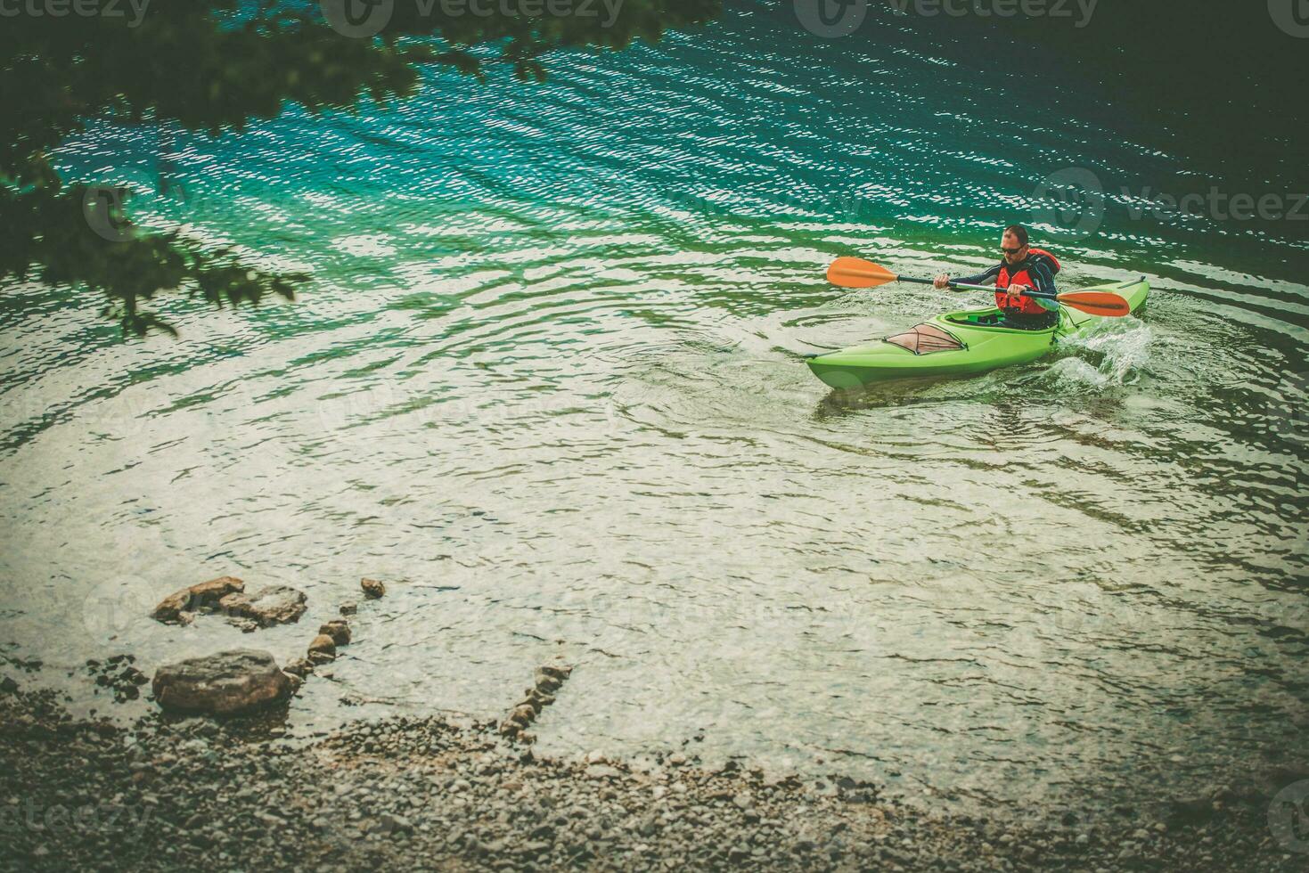 kayaker rubrik för de flod Strand foto