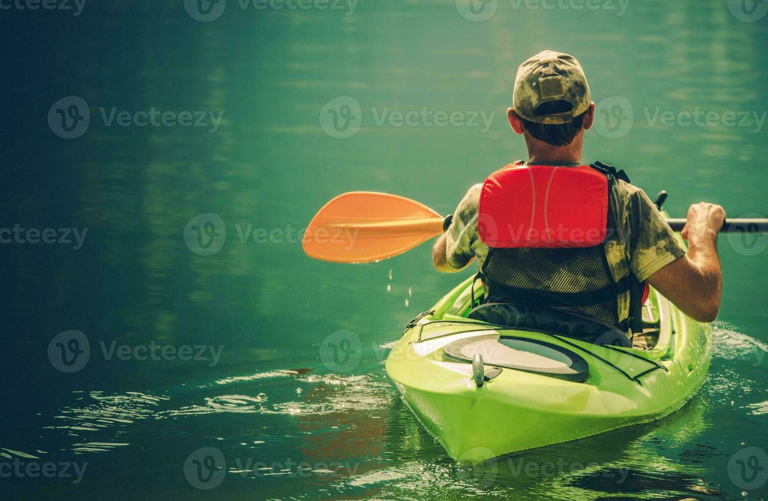 kayaker på de lugna vatten foto