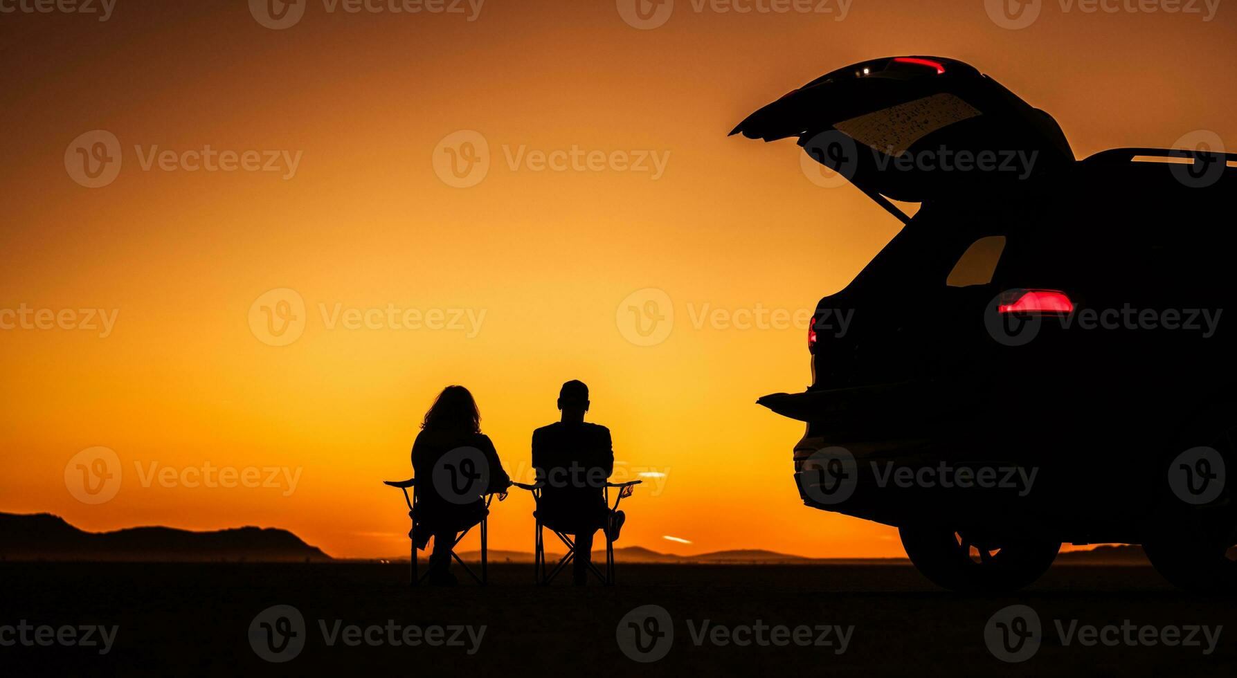 par njuter naturskön solnedgång på en kalifornien öken- sittplatser Nästa till deras fordon foto