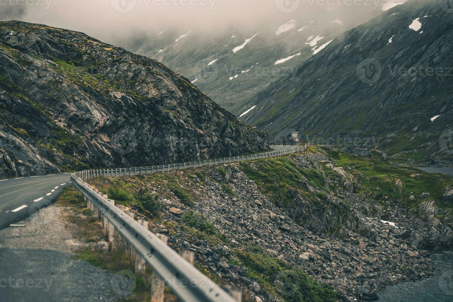 se av lindning Land väg genom norska berg kullar. foto