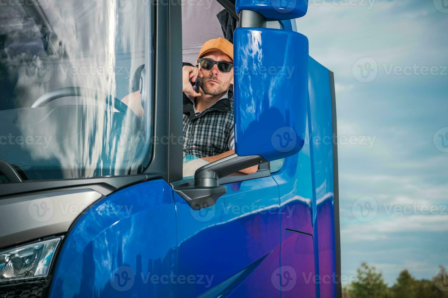 lastbil förare telefon ring upp foto