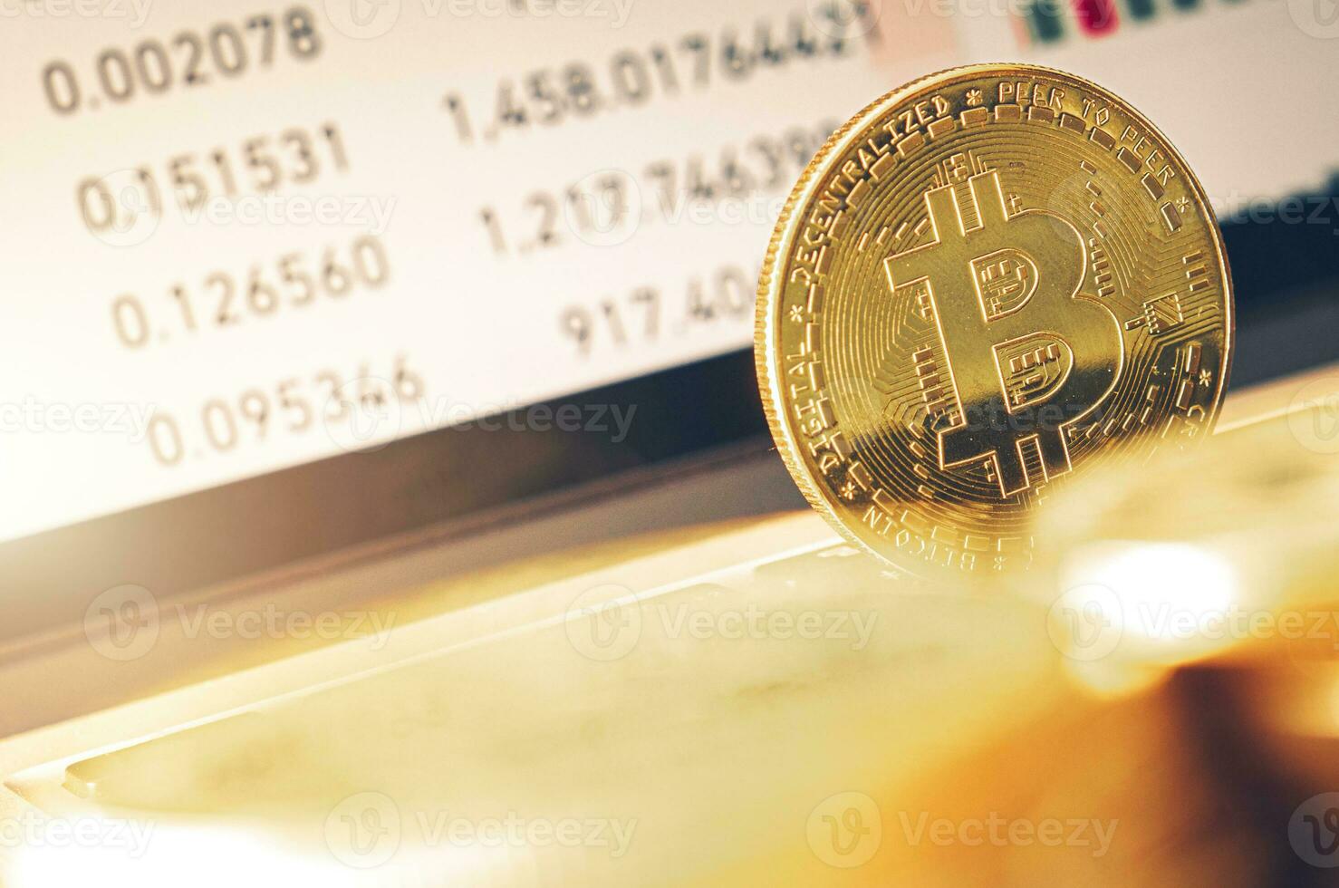 gyllene BTC bitcoin på bärbar dator tangentbord foto
