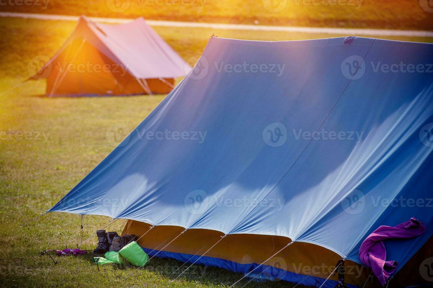 stor tält på en camping foto