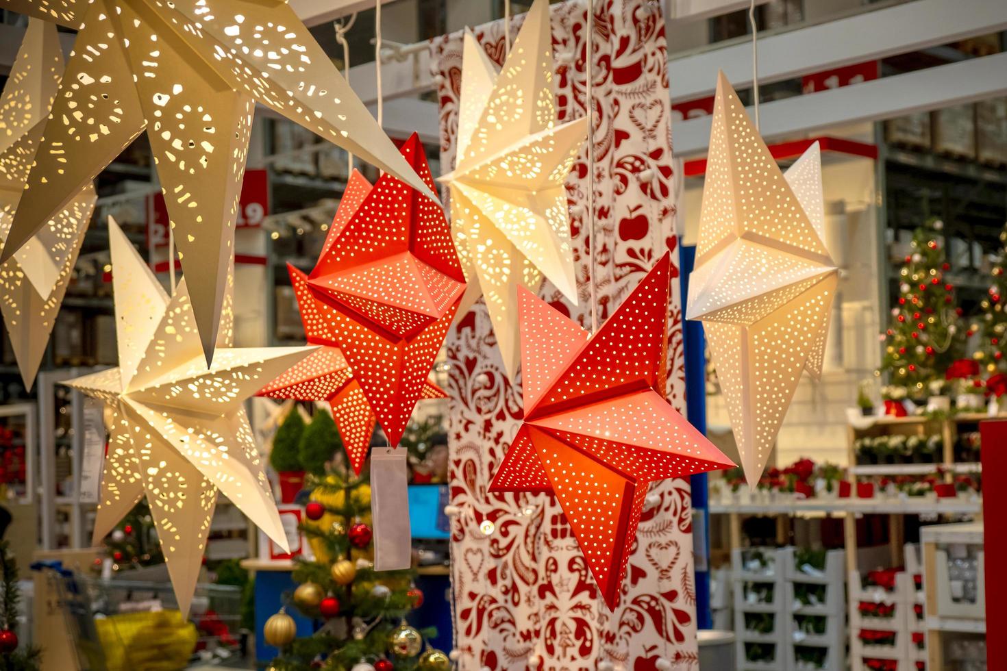 julstjärnor i shoppingbutik foto