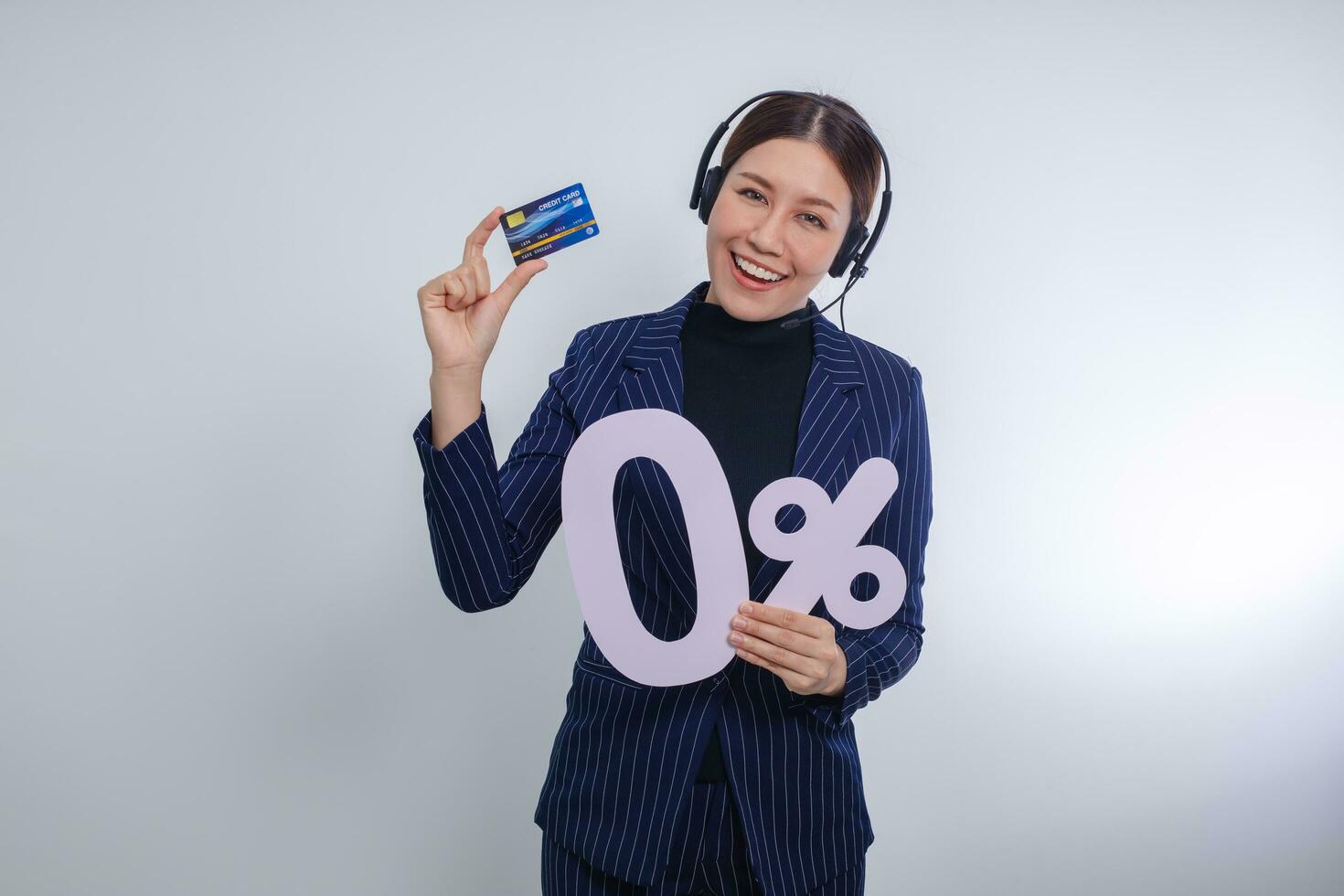 affärskvinna innehav kreditera kort med 0 procent intressera avbetalning betalning befordran. foto