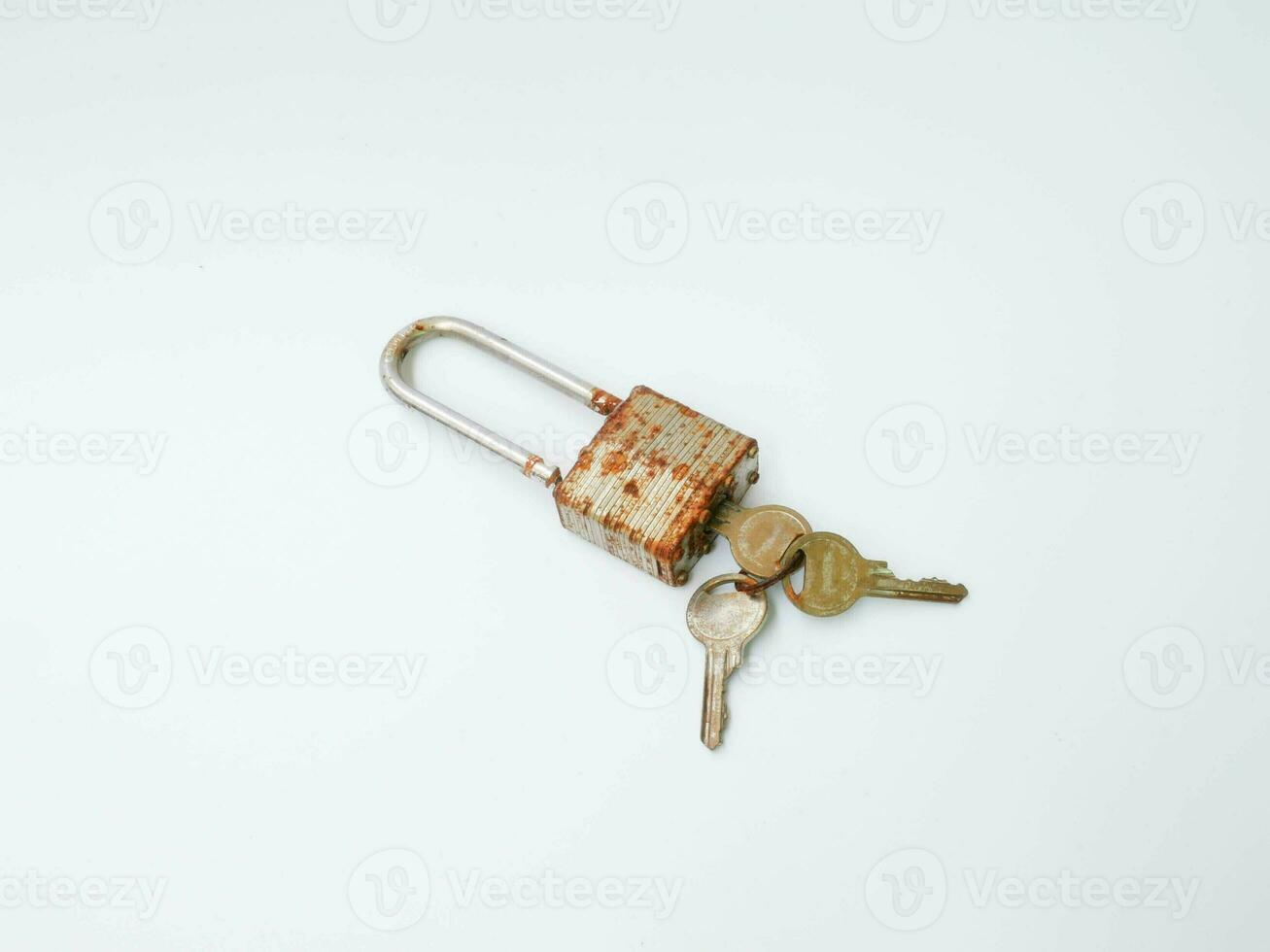 rostig låsa och rostig nycklar på vit bakgrund foto