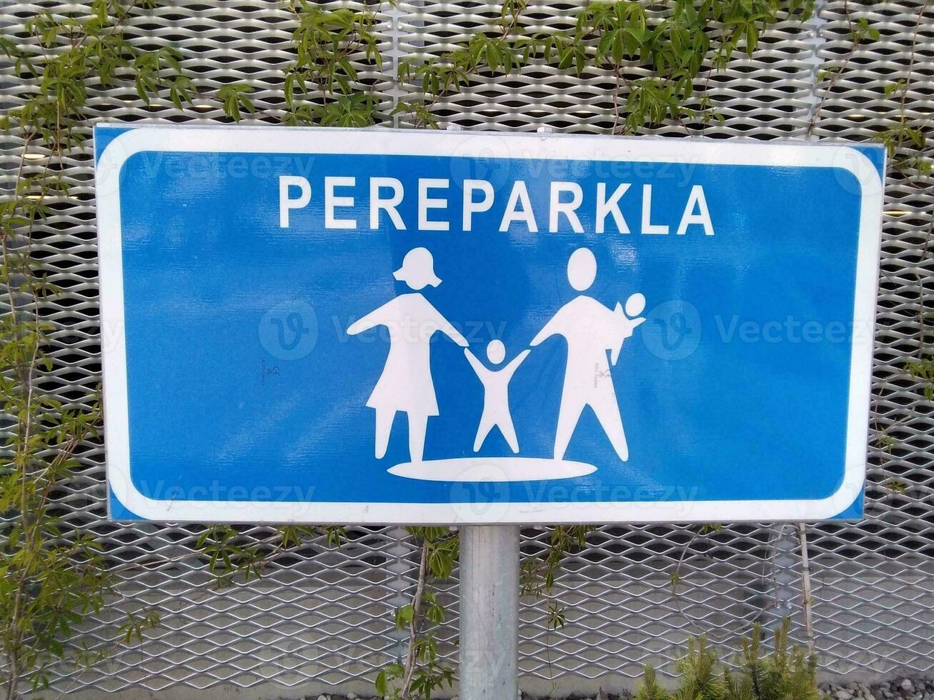 trafik tecken med de information den där de parkering massa är endast tillåten för familjer med barn. blå parkering tecken med mor, far och barn. familj vänlig parkering. foto