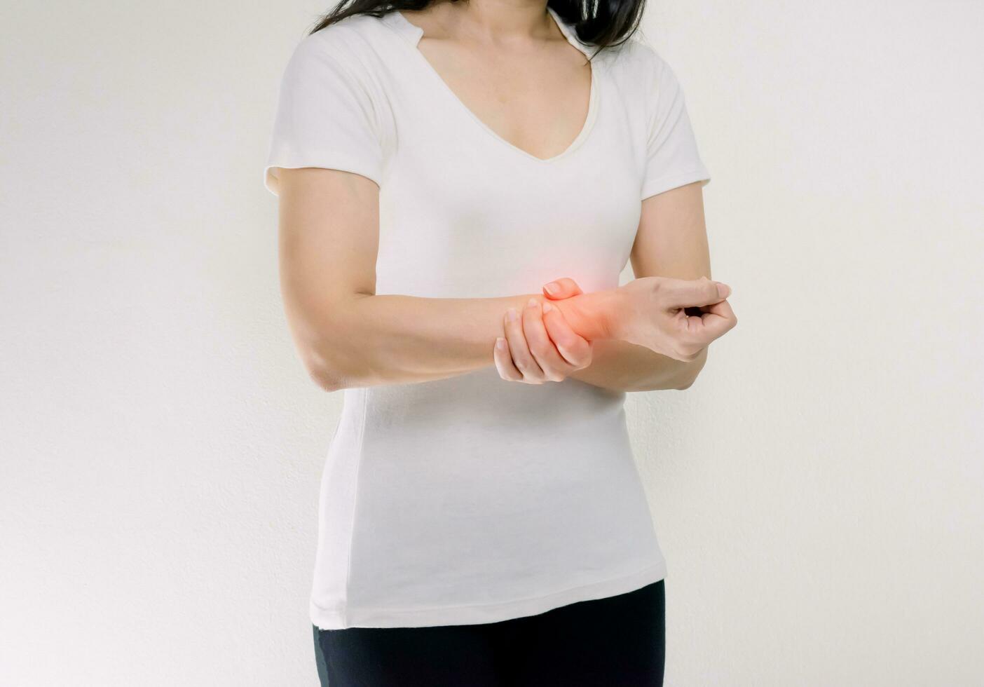 kvinnor med öm handled den där är inflammerad. foto