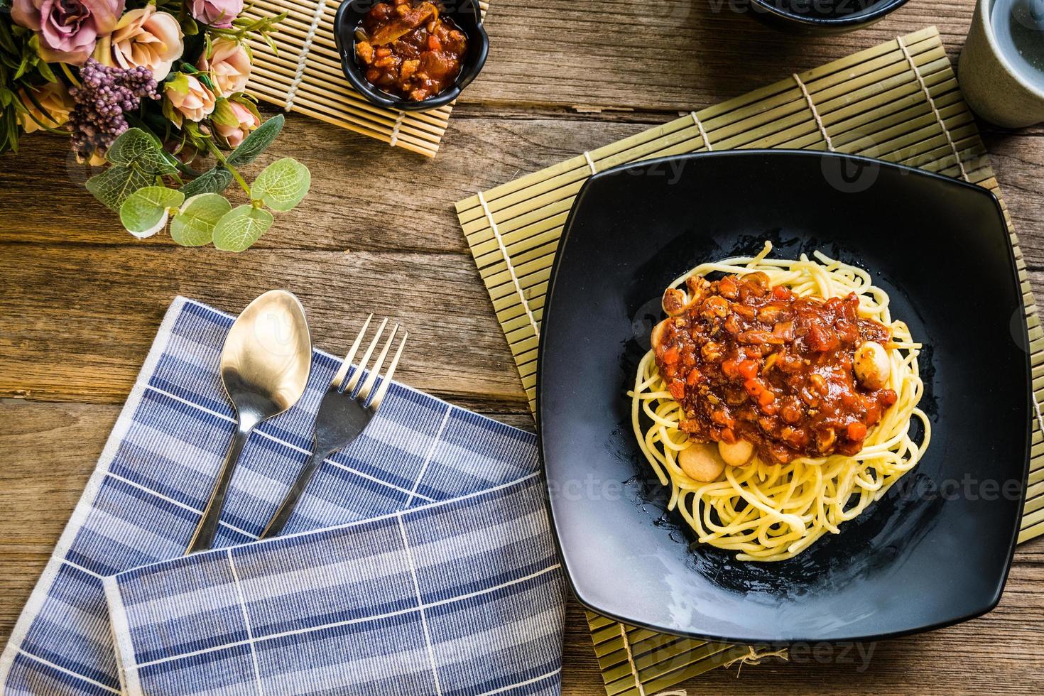 spagetti pasta med korv och tomatsås foto