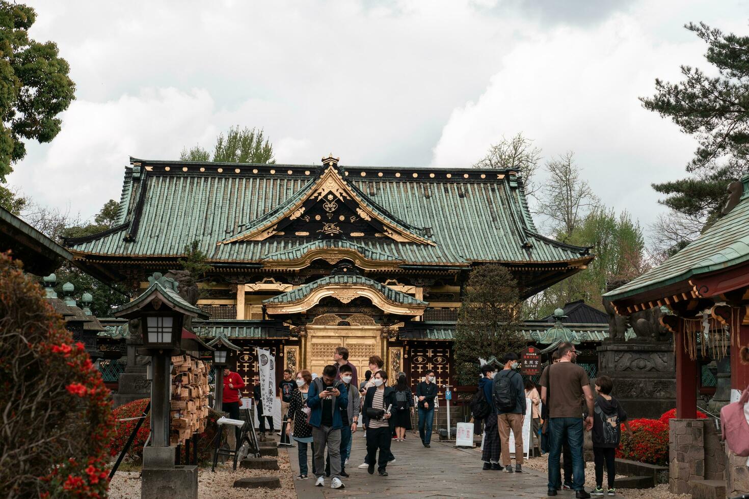 tokyo, japan - april 8, 2023 turist gående runt om ueno toshogu gyllene helgedom foto