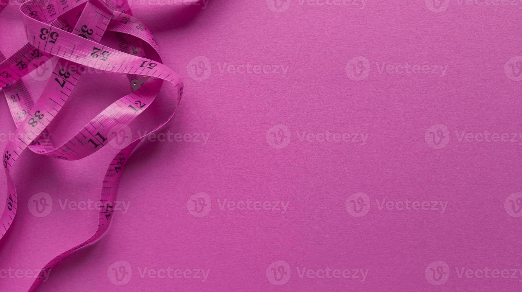 rosa centimeter på rosa bakgrund enkel platt låg med pastell textur fitness koncept stock photo foto