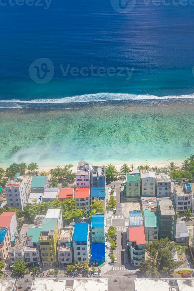manlig stad, maldiverna. maldivian huvudstad från ovan. antenn landskap med kustlinje och färgrik lägenhet byggnader foto