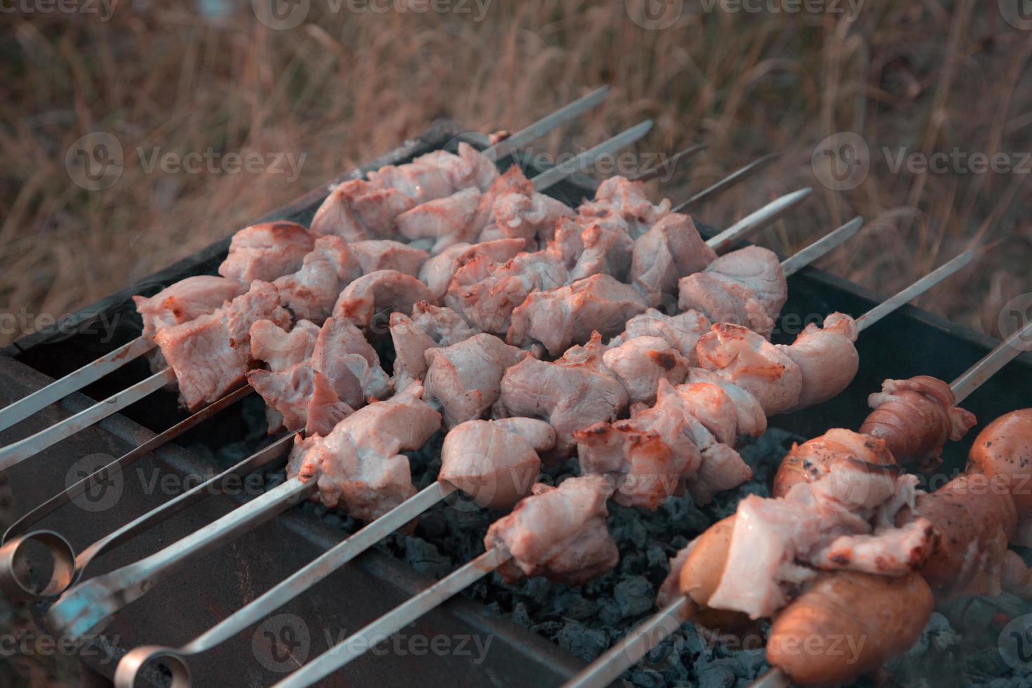 shish kebab stekt på grillen foto