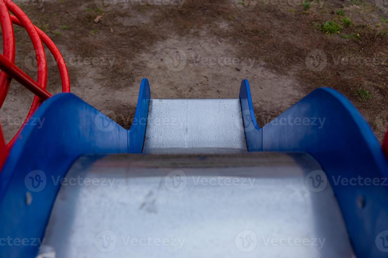 barnrutschkana med blå sidor och en blank metallyta foto