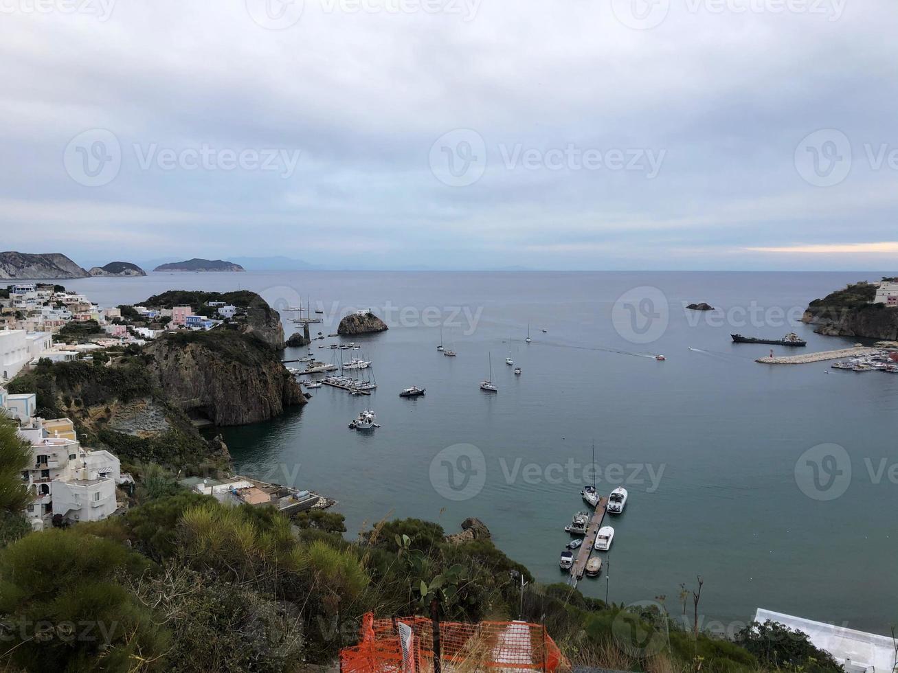 panoramautsikt över Ponza, den största ön i den italienska skärgården foto