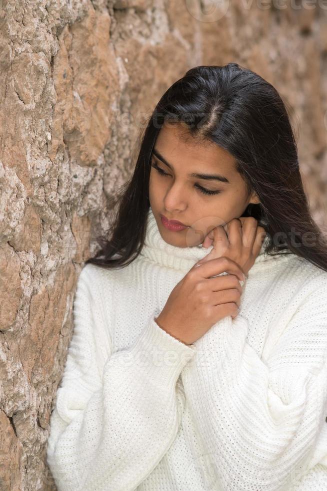 stående av en romantisk brunettflicka som ser ner foto