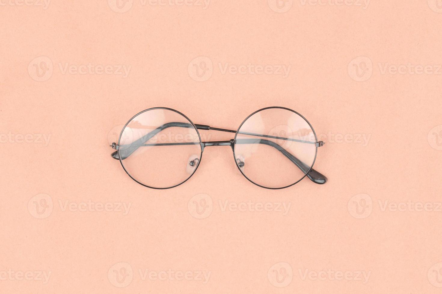 runda hipstersolglasögon på rosa bakgrund foto