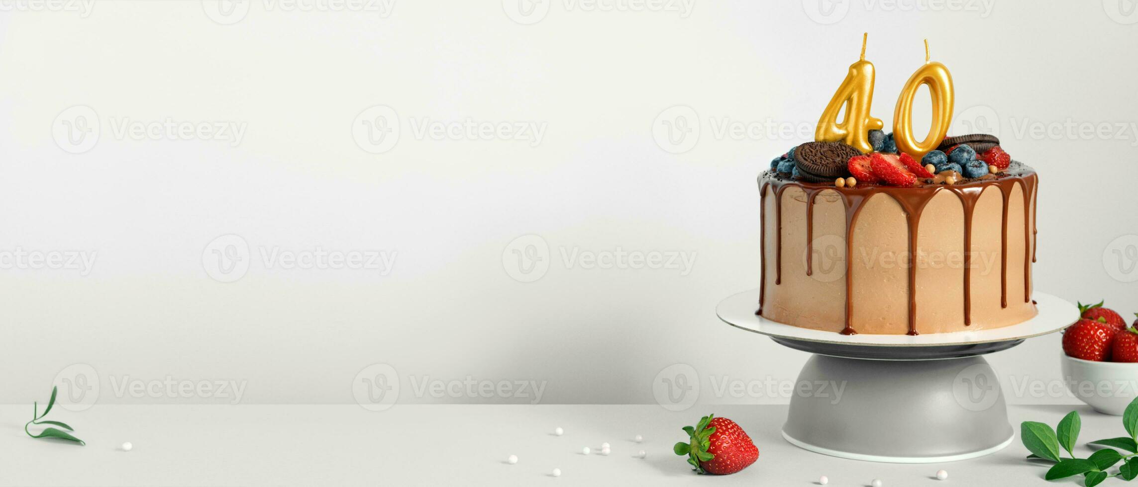 baner med choklad födelsedag kaka med bär, småkakor och siffra fyrtio gyllene ljus på vit bakgrund, kopia Plats foto