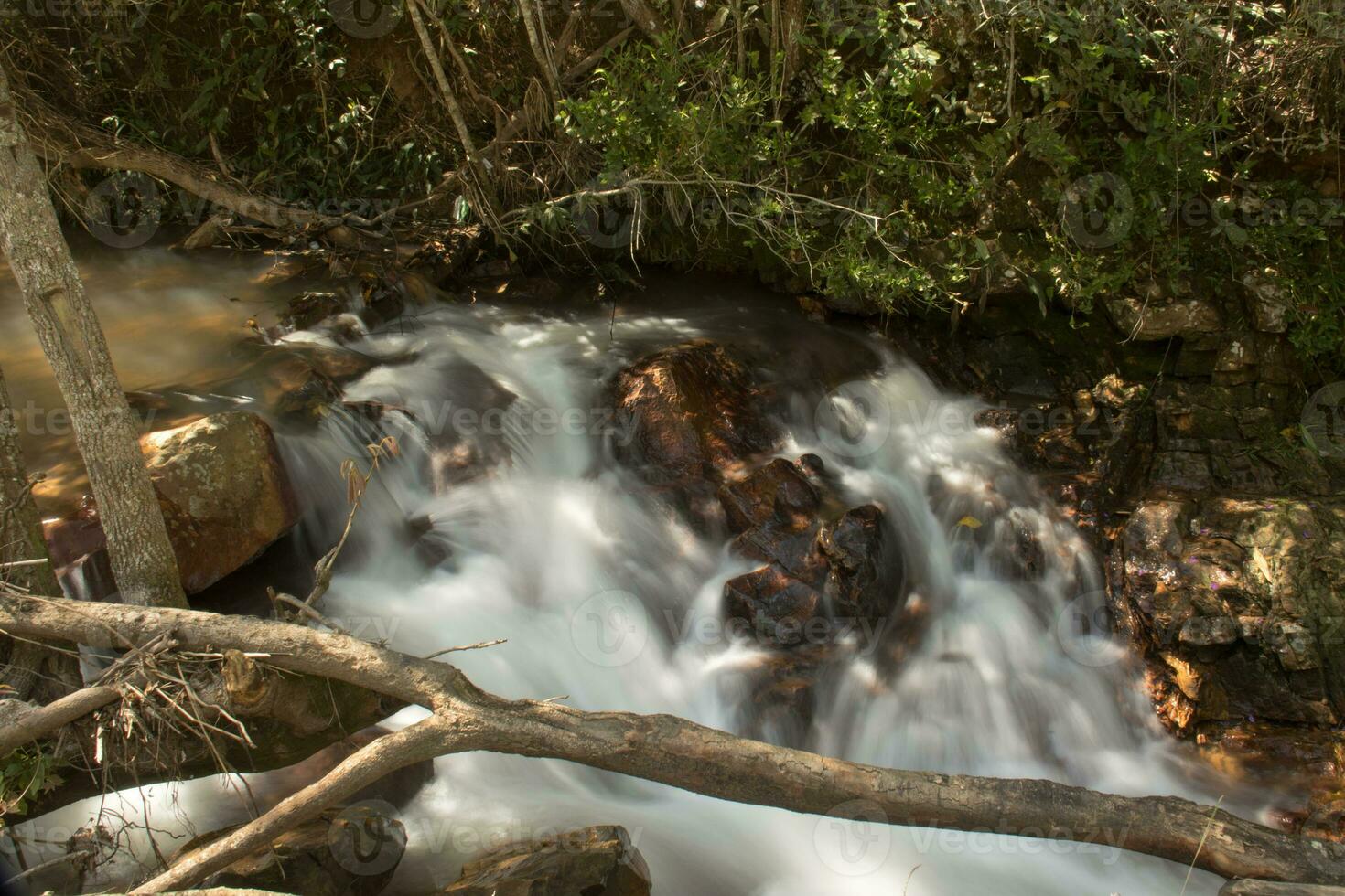 ett av de mindre vattenfall på cachoeira boqueirao i paranoa, Brasilien, nära brasilia foto