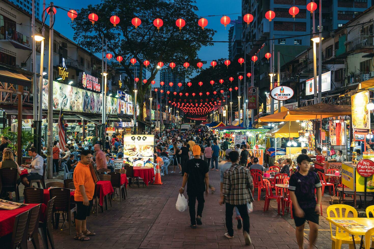 jalan alor mat gata i kuala lumpur, malaysia, var en gång känd som en röd ljus distrikt och lämningar av de där aktiviteter fortfarande existera. de bås är parkerad Allt längs de gata. foto