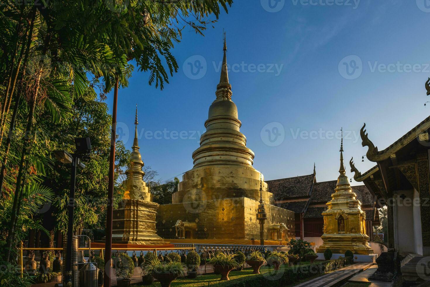 stupa på wat phra singh i chiang maj, thailand foto