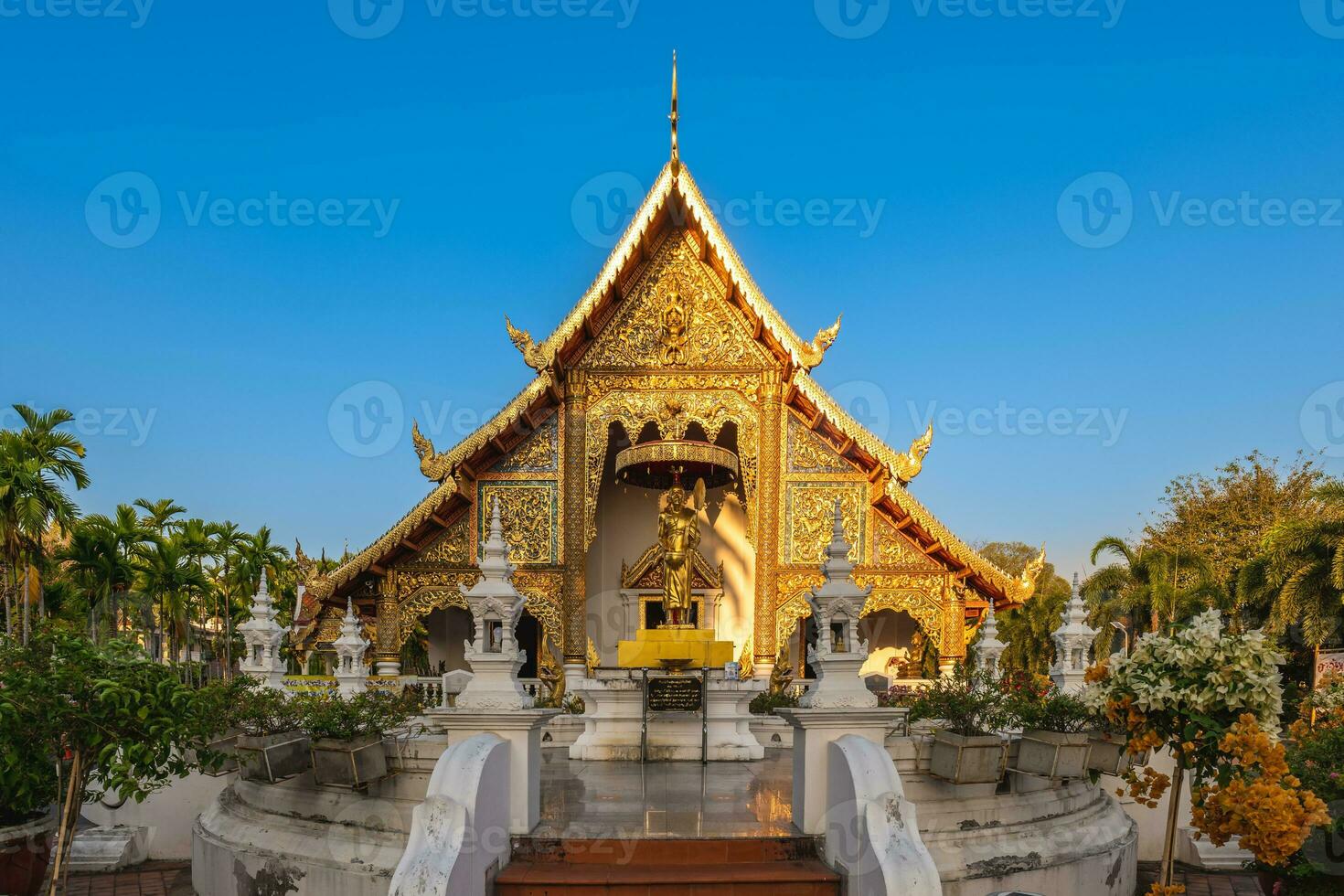 stupa på wat phra singh i chiang maj, thailand foto