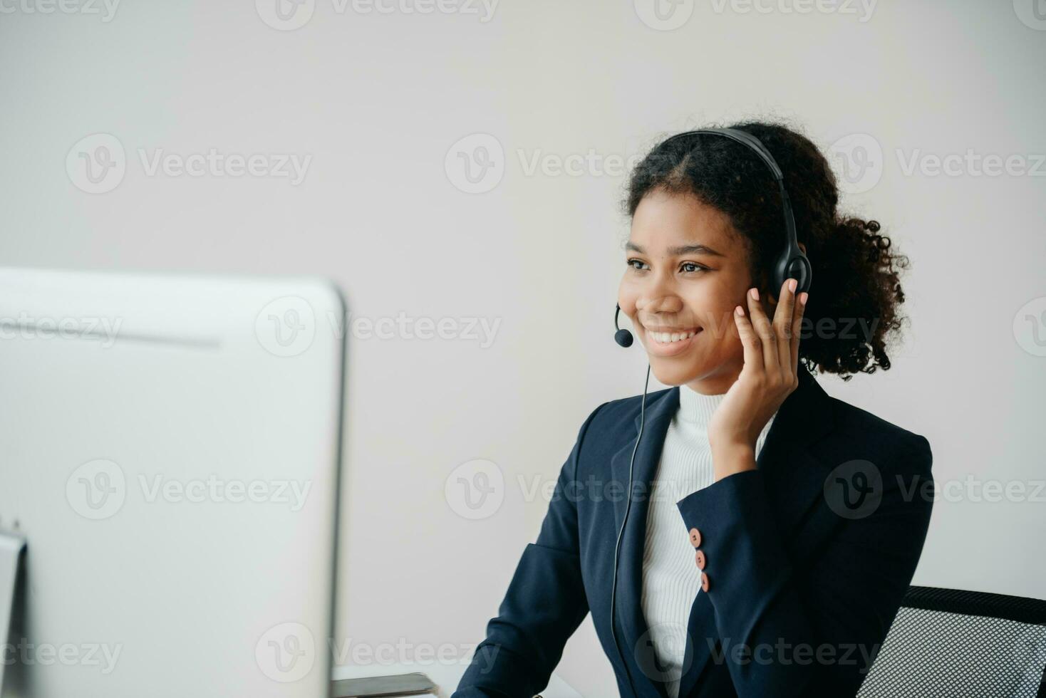 allvarlig ring upp Centrum operatör i trådlös headsetet talande med kund, kvinna i hörlurar med mikrofon hört klient på telefon i kund Stöd service i kontor foto