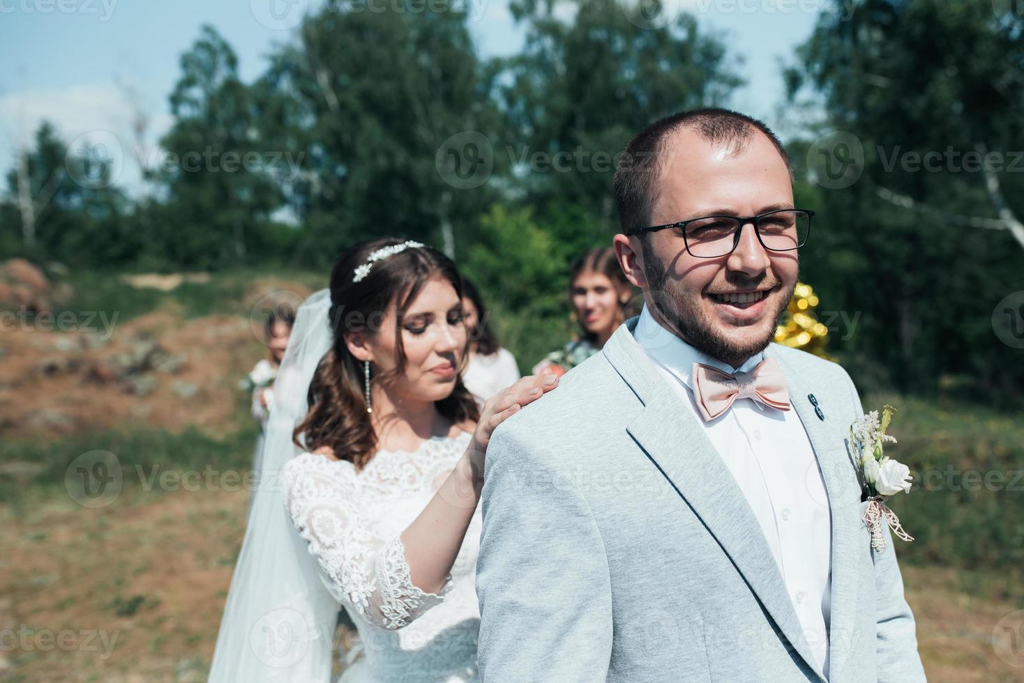 bröllopsfotografering av brudens och brudgummens känslor på olika platser foto
