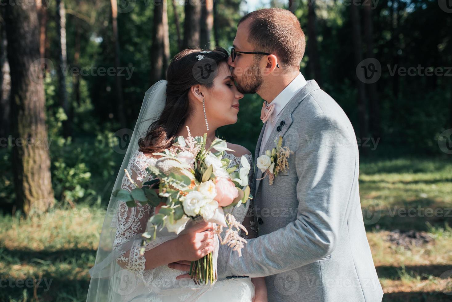 bröllopsfotografering kyss bruden och brudgummen på olika platser foto