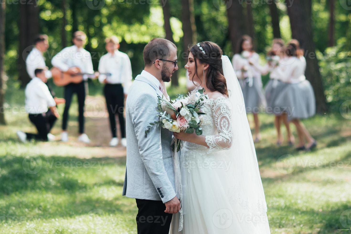 bröllopsfotografering kyss bruden och brudgummen på olika platser foto