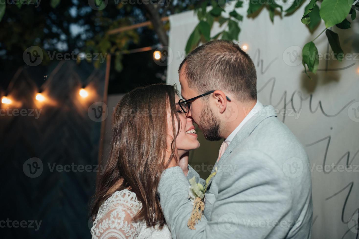 bröllopsfotografering kyss bruden och brudgummen på olika platser foto