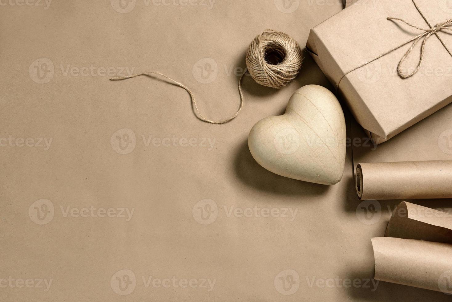 papiermache hjärta och hantverksförpackningar på en bakgrund med kopieringsutrymme foto