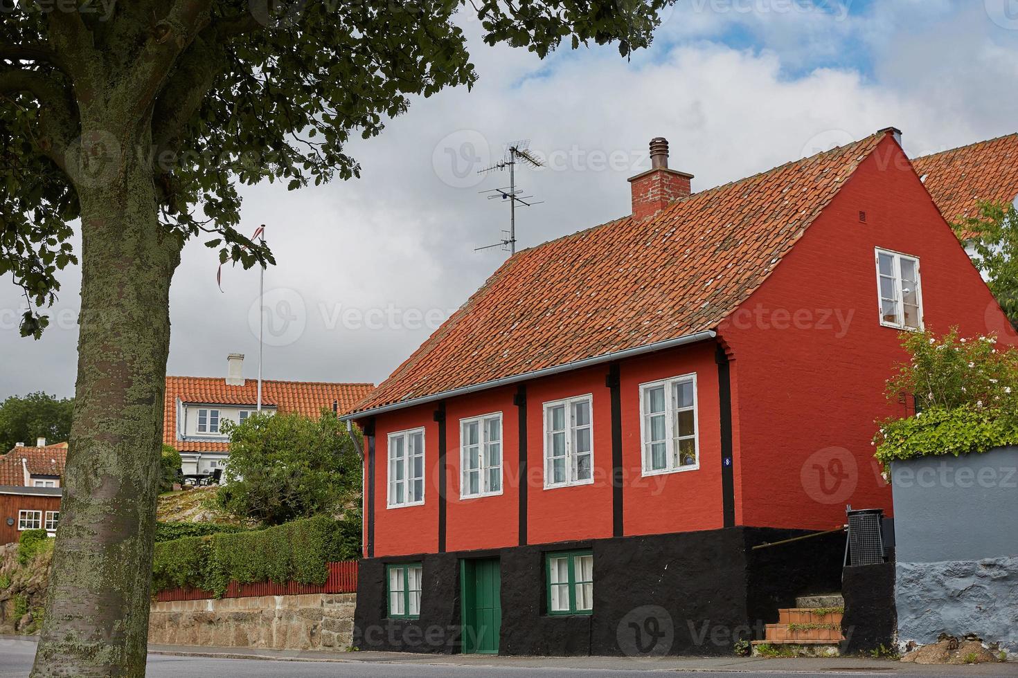 traditionella färgglada korsvirkeshus på bornholm ö i svaneke danmark foto