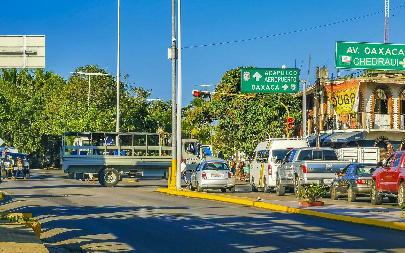 puerto escondido oaxaca mexico 2023 typisk skön färgrik turist gata trottoar stad puerto escondido Mexiko. foto