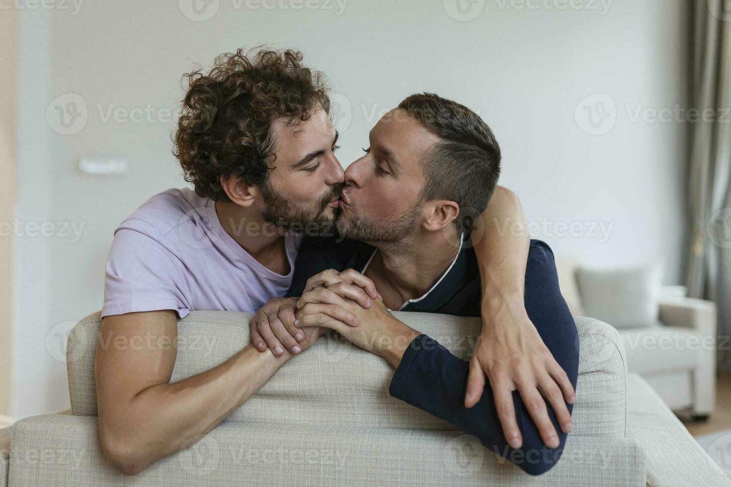 Lycklig Gay par liggande ner på de säng på Hem, kramas och flirta. HBTQ Gay par kärlek stunder lycka begrepp foto