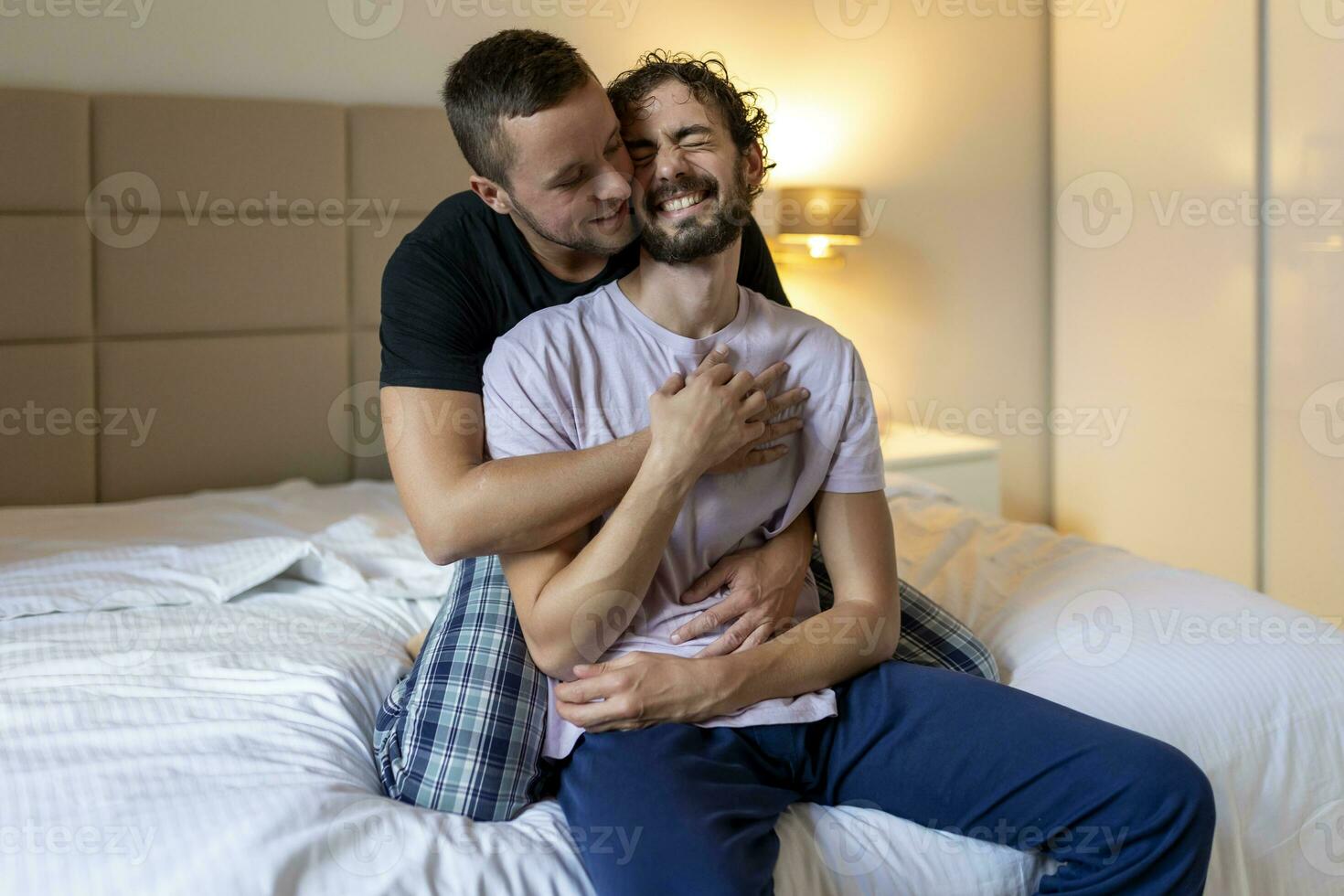 Gay par delning en särskild ögonblick i de morgon, homosexuell ömhet, Gay par kärlek Hem begrepp foto