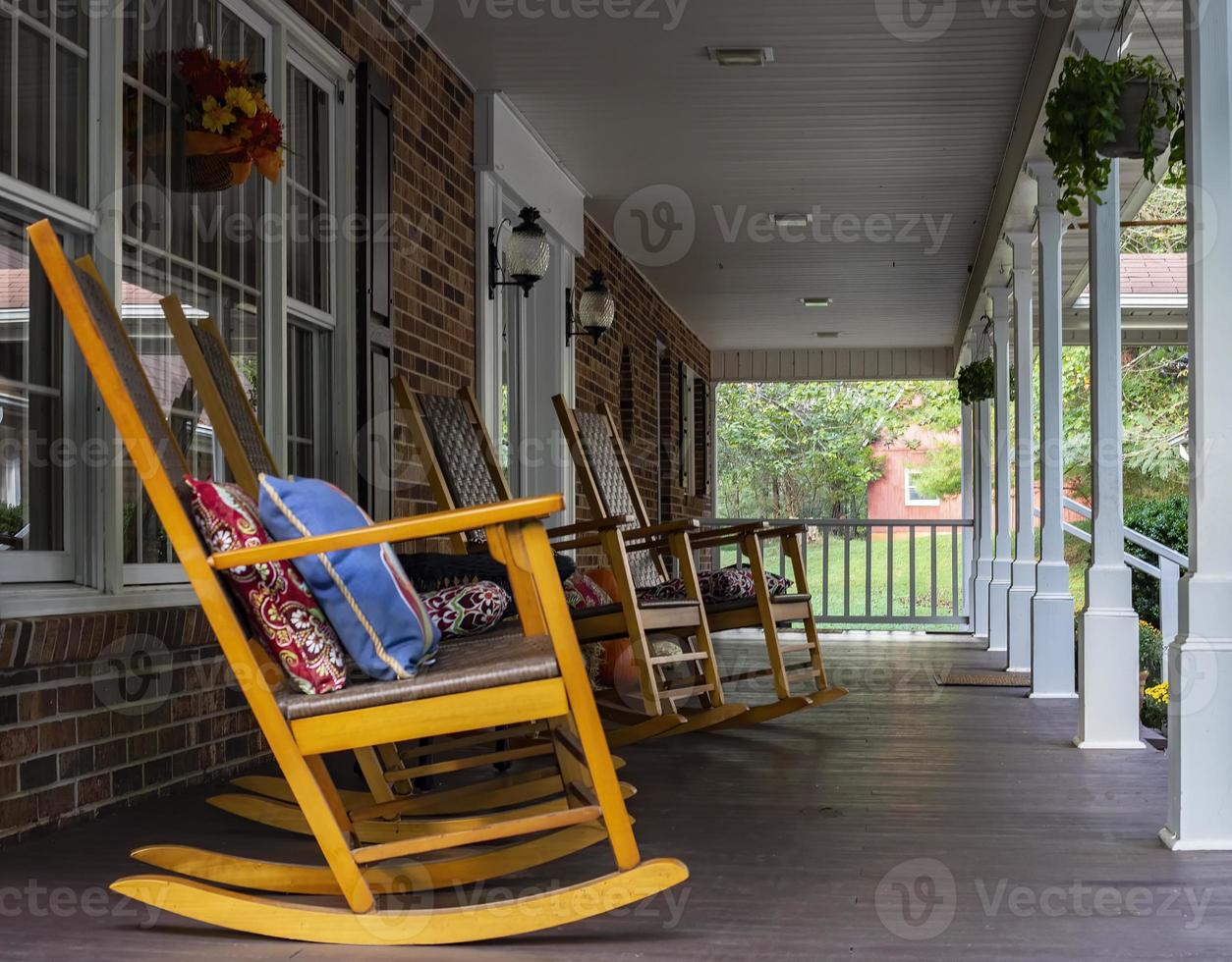 gungstolar uppradade på lång veranda foto