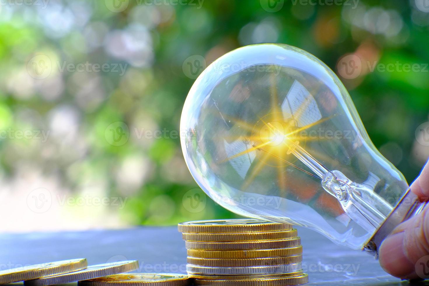 energisparlampa med pengar och affärstillväxtkoncept och nya idéer innovation foto