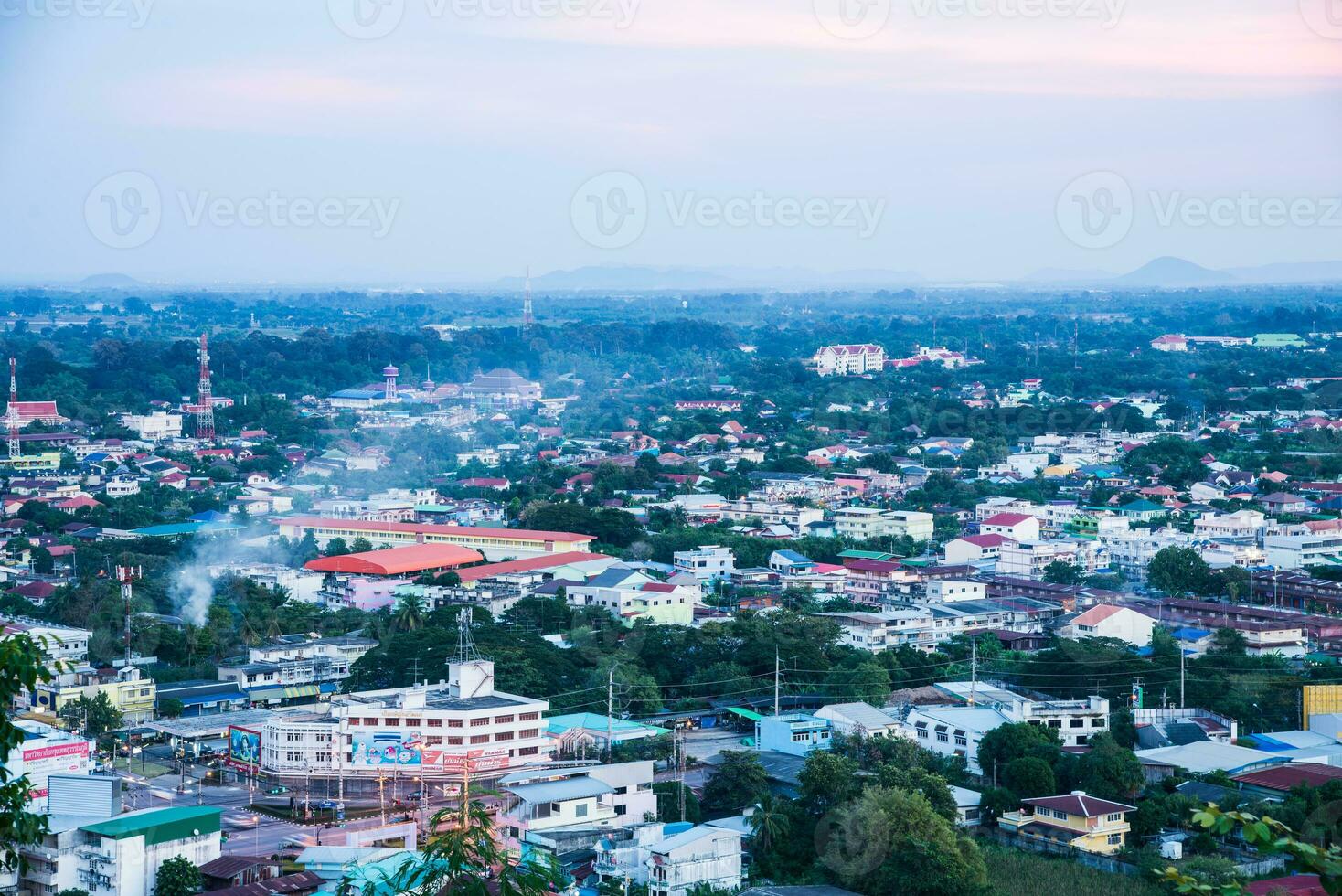 stadsbild se från topp av de kulle eller berg med blå himmel från topp av khao sakae krang fjäll, uthai än mig, thailand. foto