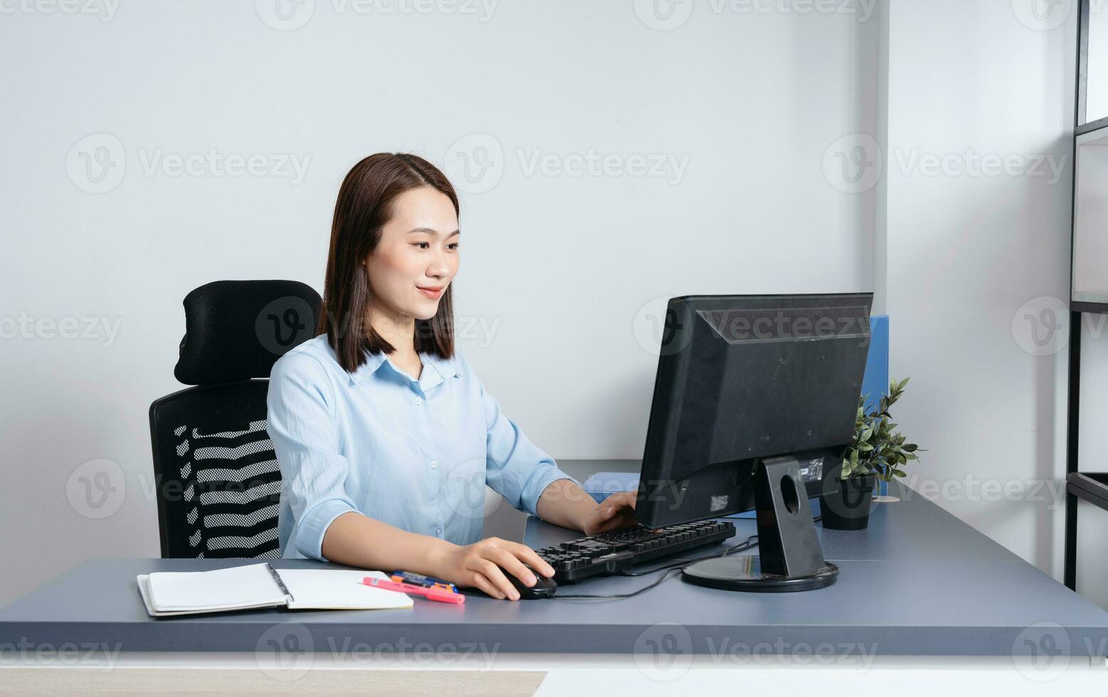 Foto av ung asiatisk affärskvinna arbetssätt på kontor