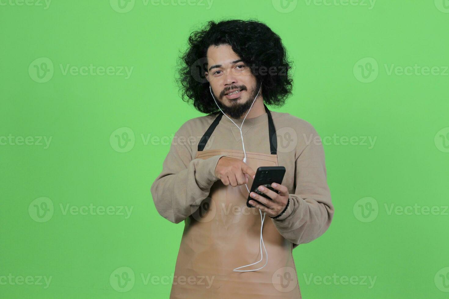 asiatisk manlig kaffe affär bartender poser och uttryck foto